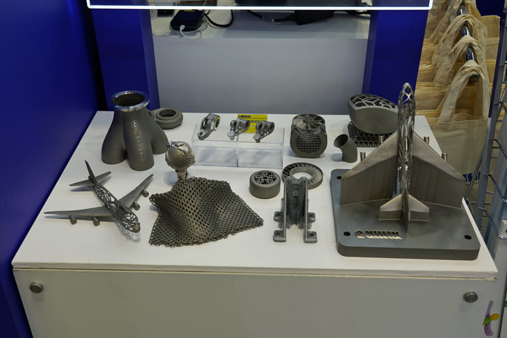 工作機械や自動車の金属パーツメーカーである日進製作所は金属3Dプリンターで製作したパーツを展示していた。現時点で量産パーツは製作していないが、金型を起こさずに試作品をつくれるのが強みだ。