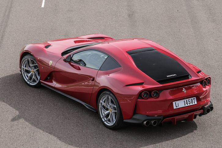 車両後端のリアスポイラーは「F12」より30mm高められており、より大きなダウンフォースを生み出す。