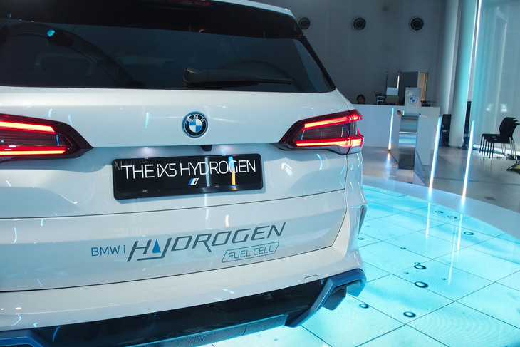 「iX5ハイドロジェン」は、最高出力170PSの燃料電池システムと、同231PSの高出力リチウムイオンバッテリーによってシステム全体で401PSを発生する。