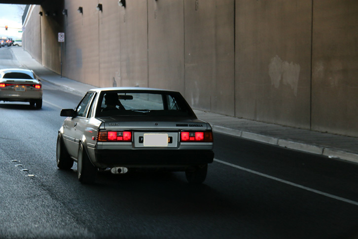 4代目「トヨタ・カローラ」を発見。地元ネバダ州の「クラシック・ビークル」登録ナンバープレートを提げていた。