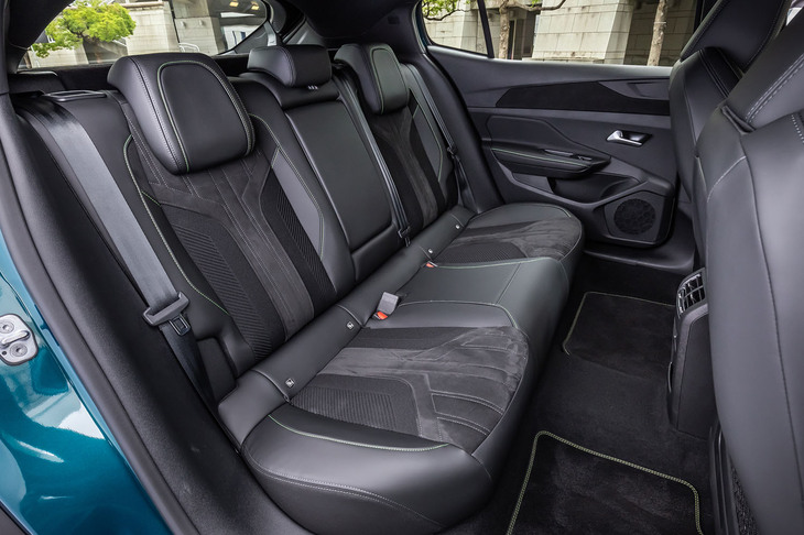 フロントと同じく、テップレザーとアルカンターラのコンビネーション表皮で仕立てられたリアシート。長いホイールベースのおかげで、ニースペースは約188mmが確保されている。