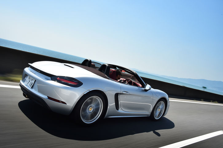 電動式ソフトトップは、9秒でオープン／クローズが可能。50km/h以下であれば、走行中でも操作できる。