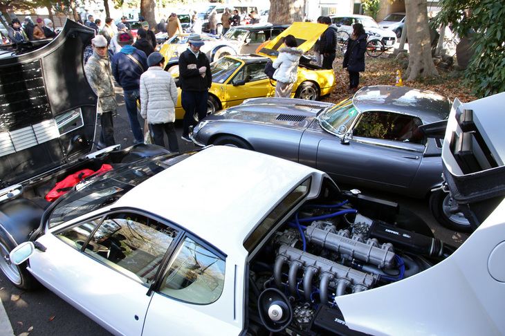 甲州街道に面した参拝者用駐車場には、スーパースポーツや高級車が多く並べられていた。手前は「フェラーリ512BB」。