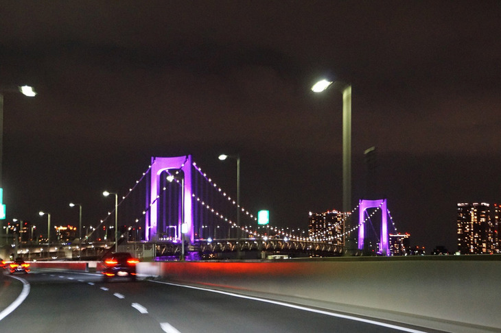 レインボーブリッジ開通30周年記念週間の2日目は、紫色にライトアップされた日だった。紫色は微妙で、カーマニア目線で言わせてもらうなら、似合うクルマが限られそうだ。