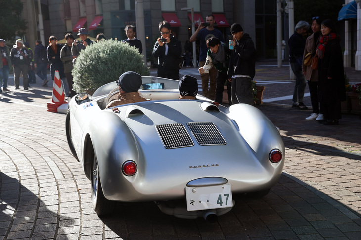 無事に全車フィニッシュしてイベント終了。野太い排気音を響かせて会場を後にする1955年「ポルシェ550RSスパイダー」。