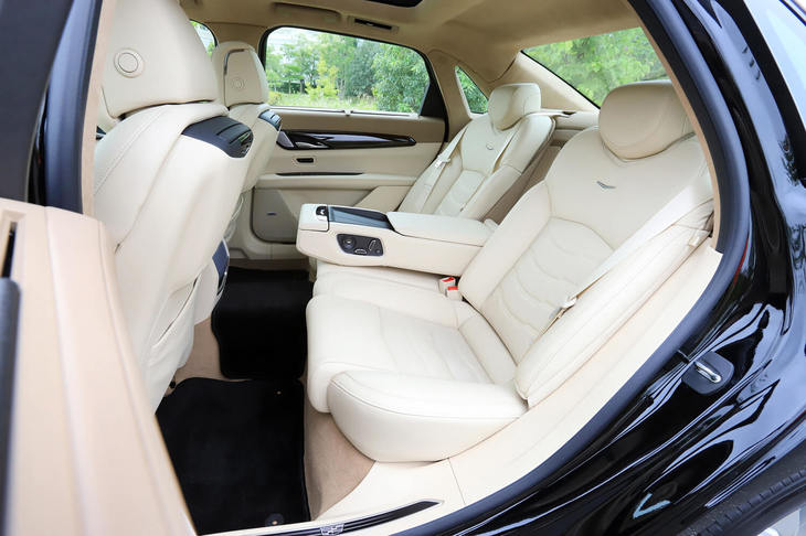 リアシートには、8Wayの電動調整機構や、前席と同じくヒーター、ベンチレーション機構、マッサージ機能を装備。10インチディスプレイやワイヤレスヘッドホンなどからなるエンターテインメントシステムも備わっている。