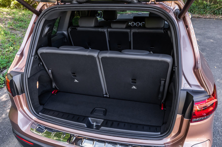 3列目シート使用時の荷室容量は110リッター（3列目バックレストの高さまでで計測）。荷室床面から天井までの高さは760mm、奥行きは275mmが確保されている。