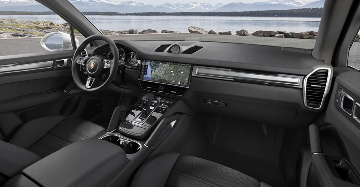 新型「カイエン」のインテリアは、水平基調のインストゥルメントパネルが特徴。センターコンソールには12.3インチのタッチ式スクリーンが備わる。