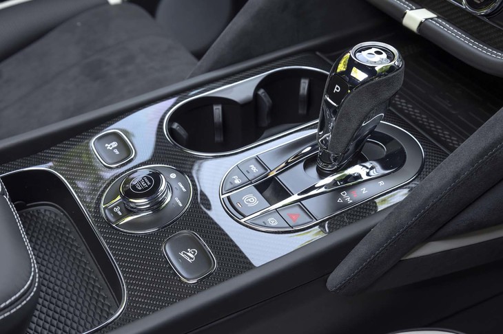 センターコンソールまわりにはカーボンのパネルが惜しみなく使われる。