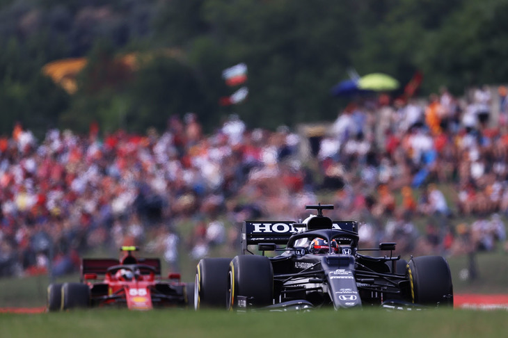 アルファタウリの角田裕毅（写真前）は、初日の1回目のプラクティスでクラッシュしてしまい、マシン修復のため2回目の走行時間がほとんど失われてしまった。予選では11戦して6度目のQ1敗退の16位。走り自体は悪くなかったというが、Q3に進んで5位と大健闘した僚友ピエール・ガスリーとは1秒以上の差をつけらたことに悩んでいた。レースでは後方スタートが幸いし、混乱を避けて5位にジャンプアップ。7位でゴールし、ベッテルの失格で過去最高6位が転がり込んできた。結果的にいい成績で終えたが、悩み多き週末となったようで、「サマーブレイクでリセットして、後半戦から安定的にポイントを獲得できるようになりたい」と前向きに前半戦を締めくくった。ガスリーはファステストラップを記録し6位ゴール、ベッテルの失格で5位繰り上がりとなる。（Photo=Getty Images / Red Bull Content Pool）