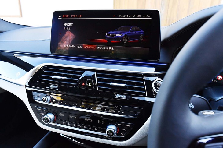 走行モードは、センターコンソールのスイッチで切り替え可能。センターモニター上でも選択できる。