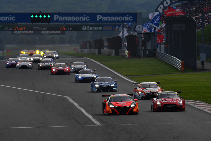 GT500クラスのスタートシーン。ポールポジションからスタートしたNo.8 ARTA NSX-GTは、コースアウトする場面も見られたものの、ポール・トゥ・ウィンでレースを終えた。