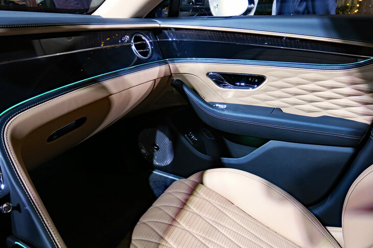 ベントレー・フライングスパー ハイブリッド（助手席ダッシュボード＆ドアトリム）