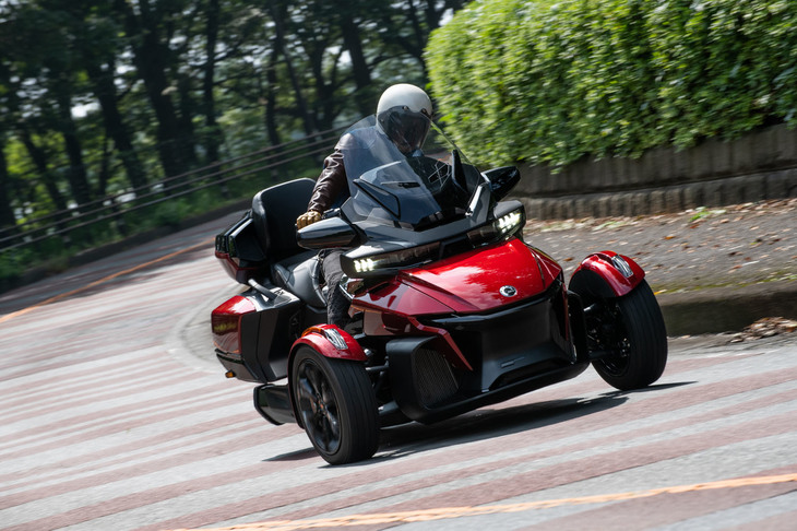 新型「スパイダーRT」は、より幅広い体形のライダーに適した形状とするべくフロアボードを拡張。座面を低くし、サスペンションの調整を見直すことで、コーナリング性能と直進安定性を高めた。