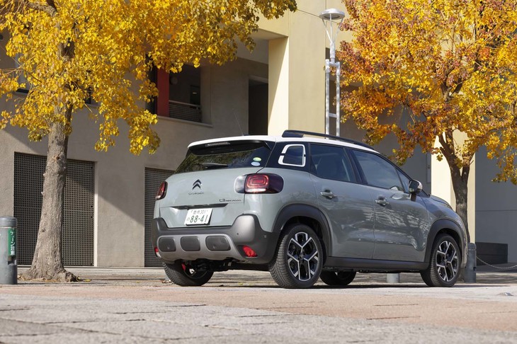 リアのクオーターウィンドウに描かれていたストライプ模様は、C字を2つ組み合わせたシンプルな意匠に変更された。