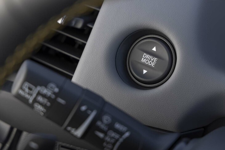 メーターパネルの左下にレイアウトされるドライブモードセレクター。モードは「NORMAL」「SPORT」「ECON」の3種類。