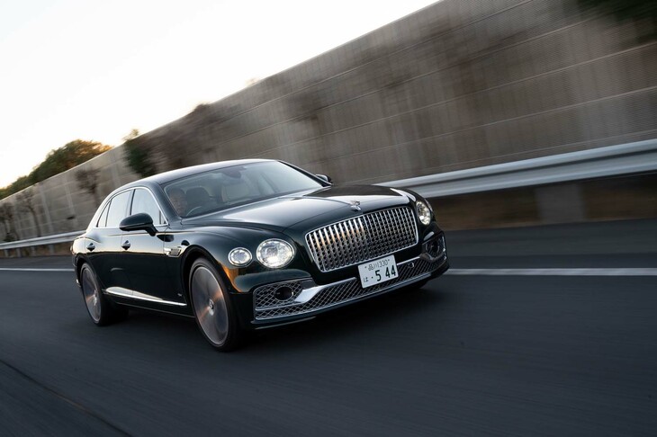 「ベンテイガ」に続いてラインナップされた「フライングスパー」のプラグインハイブリッドモデル。オプションも含めた今回の試乗車の総額は3111万9280円！