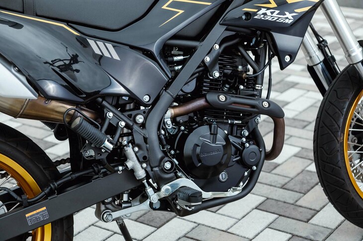 エンジンは排気量232ccの空冷単気筒SOHC。扱いやすいトルク重視型の設計で、また過度な振動を抑えるバランサーシャフトも装備されている。