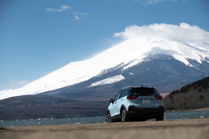 ハイブリッド仕様の「クロスター」の燃費は、FF車が27.2km/リッター、4WD車が24.0km/リッターとアナウンスされている（WLTCモード）。