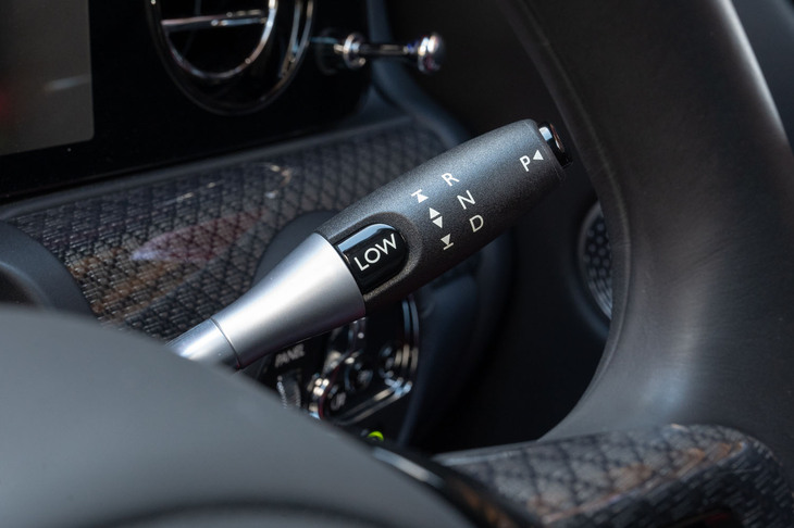 シフトセレクターに備わる「LOW」スイッチ。標準モデルにはない装備で、これを押すとエキゾーストサウンドが高まり、パワーユニットの制御もパフォーマンス優先に切り替わる。