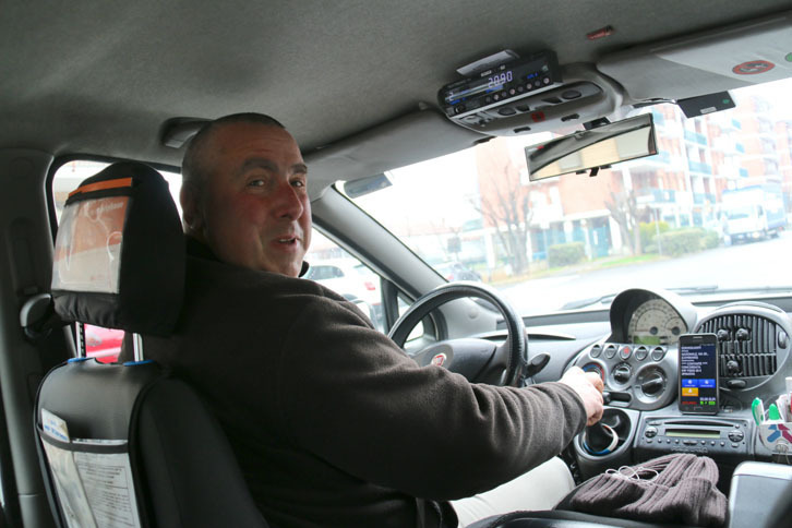 ドライバー歴23年のフラヴィオさん。「ムルティプラ」の高いアイポイントは、この仕事に最適という。