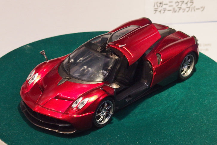 現在、カープラモに最も力を入れているメーカーであるアオシマの新作、1/24「パガーニ・ウアイラ」。前後カウルとドアは開閉可能。2016年10月発売予定で価格は4860円。