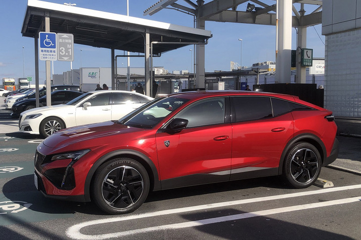 プジョーの輸入元であるステランティス ジャパンは、数回にわたりプジョー車の価格改定を行っているが、「408」については導入時の価格が維持されている。今回試乗した「408 GT」の車両本体価格は499万円。ちょいワル特急こと、わが「プジョー508」よりも、格段に割安感がある。