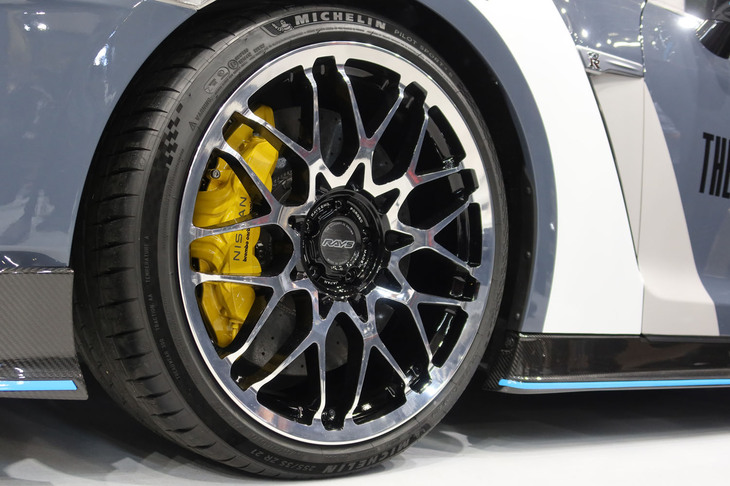 「G29」は外周におけるスポークの間隔が広いのが特徴。これにより、断面の存在が際立ち、立体感が強調される。