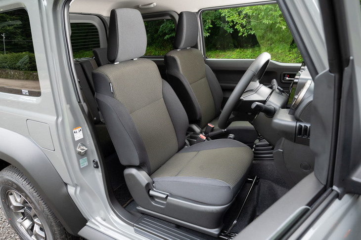 シート表皮ははっ水加工の施されたファブリック。運転席と助手席にはシートヒーターが装備される。