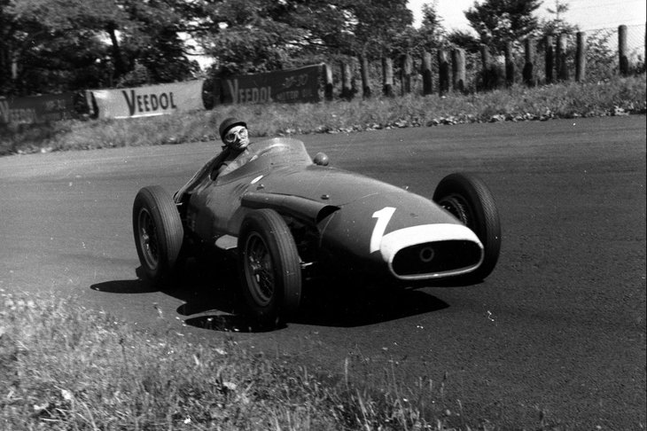 5度目のタイトルを決めた1957年のドイツGPにて「マセラティ250F」を駆るファンジオ。彼の最後のタイトルは、“古巣”マセラティでの獲得となった。