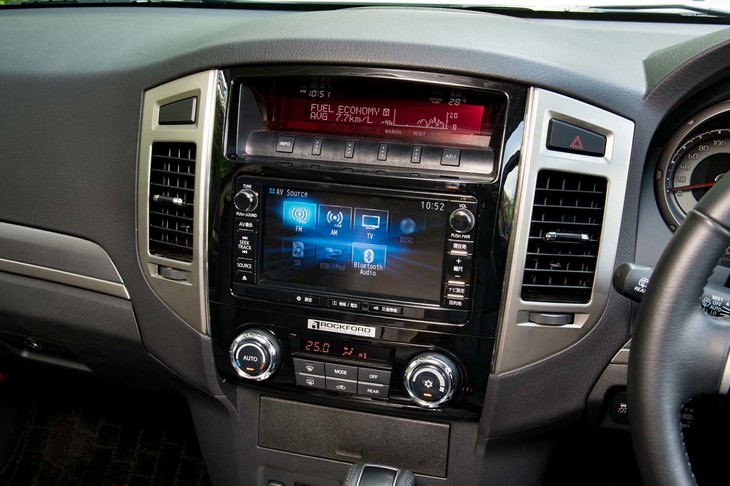 カーナビゲーションの上部にマルチファンクションディスプレイが備わる。燃費情報や外気温などを表示できるものの、表示は粗く、そして暗い。