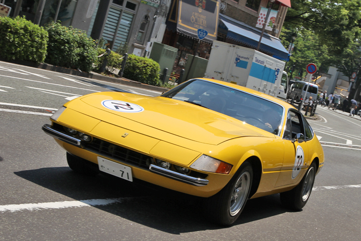 1971年「フェラーリ365GTB/4」。リトラクタブルヘッドライトを備えた、通称「デイトナ」の後期型。
