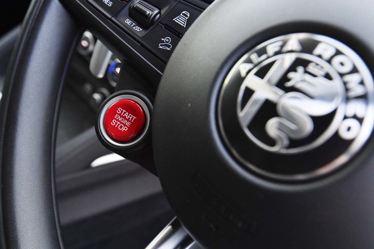 本革巻きステアリングホイールのセンター左下には、エンジンのスタート＆ストップボタンがレイアウトされる。