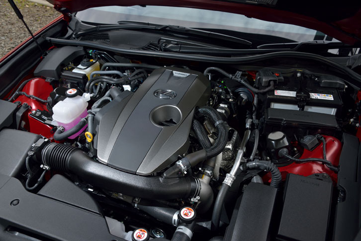 1650rpmという低回転域から35.7kgmの最大トルクを発生する2リッター直4直噴ターボエンジン。JC08モードで13.0km/リッターの燃費を実現する。