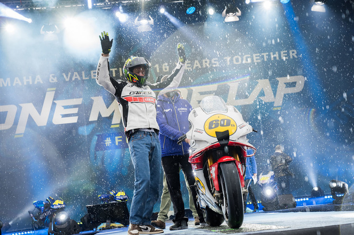 2021年シーズンをもってロードレースからの引退を発表したバレンティーノ・ロッシ。今回の「EICMA」では、彼とのお別れイベント「One More Lap（ワン・モア・ラップ）」も開催された。屋外会場「Moto Live」で行われたそのイベントには、感染症対策のために抽選で選ばれた5000人のみが参加。ロッシはヤマハのWGP参戦60周年を記念したスペシャルデザインのMotoGPマシン「ヤマハYZR-M1」に乗って登場し、来場者を沸かせた。