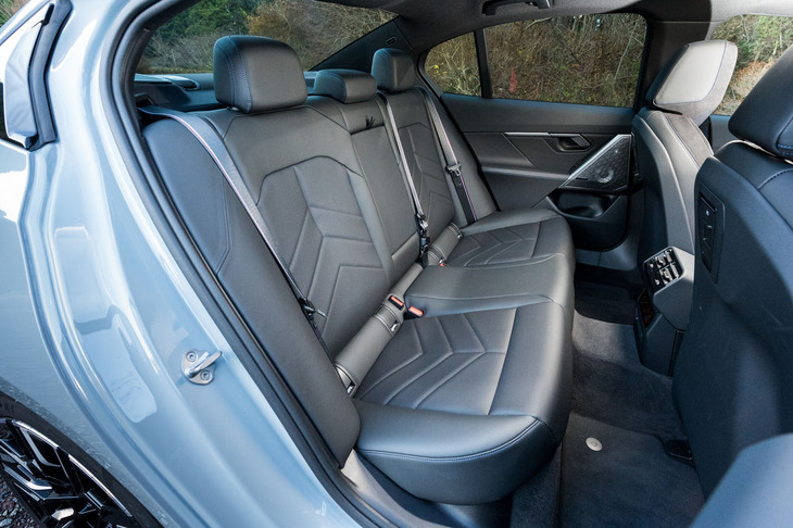 床下にバッテリーを敷き詰めながらも後席のヒール段差はきちんと確保されている。