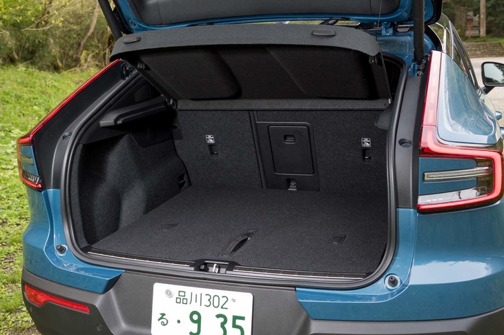 荷室の容量は413リッター。クーペボディーのため、テールゲートはかなり前方からガバッと開く。