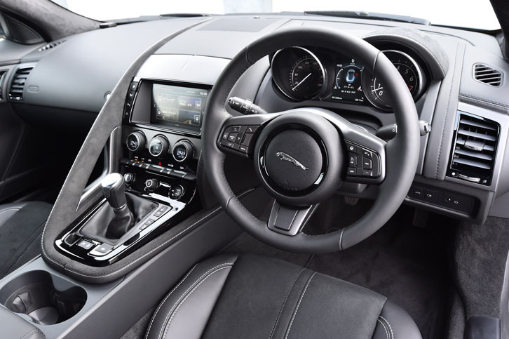 コックピットの様子。日本市場向けの「Fタイプ」は、全て右ハンドルとなる。