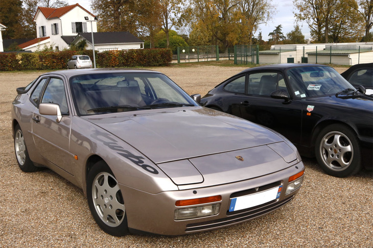 「ポルシェ944」シリーズのトップモデル「944ターボ」。専用のバンパーには、ハイビームとフォグランプが内蔵されている。