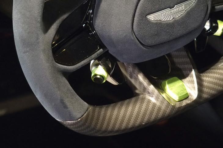 アストンマーティン・ヴァルハラ（ステアリングホイールスイッチ）