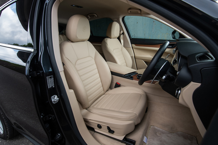 「ファーストエディション」に装備されるプレミアムレザーシート。前席には、8wayのメモリー機能付き電動調整機構やシートヒーターが採用されている。