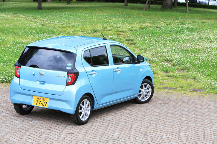 新色の「スカイブルーメタリック」が採用された「G“SA III”」。新型「ミラ イース」には、全9色のボディーカラーが用意されている。