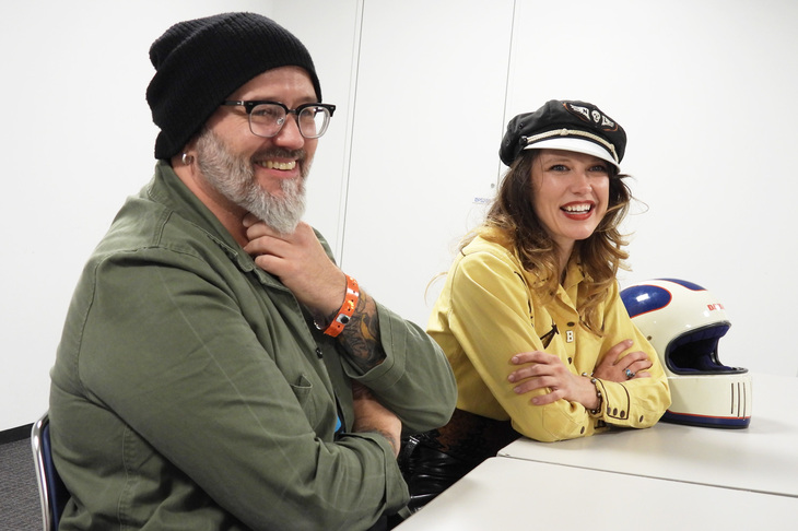 別室にてメディアの取材に応じる、オラ・ステネガルド氏（写真左）とブリトニー・オルセン氏（同右）。