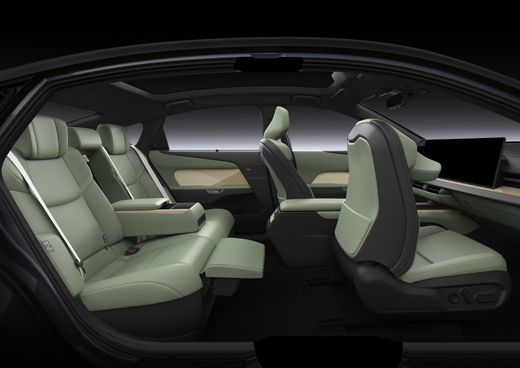 もともと広かったキャビンはホイールベース拡大でさらに広大に。オットマンは助手席にも設定されている。