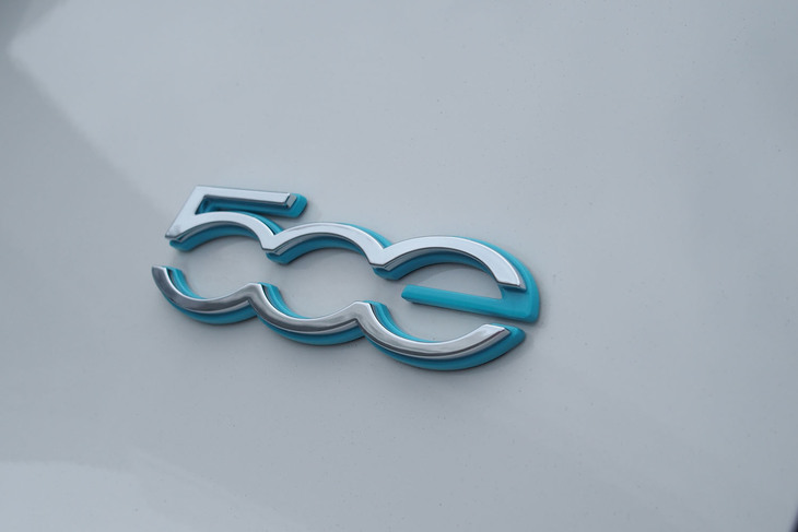 フィアット500eオープン（エンブレム）