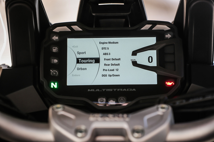 状況に応じて、4つのセッティングの中から最適なものを選択できるライディングモードのセレクト機能。「ムルティストラーダ」シリーズでは2010年にデビューした2代目から採用されている。