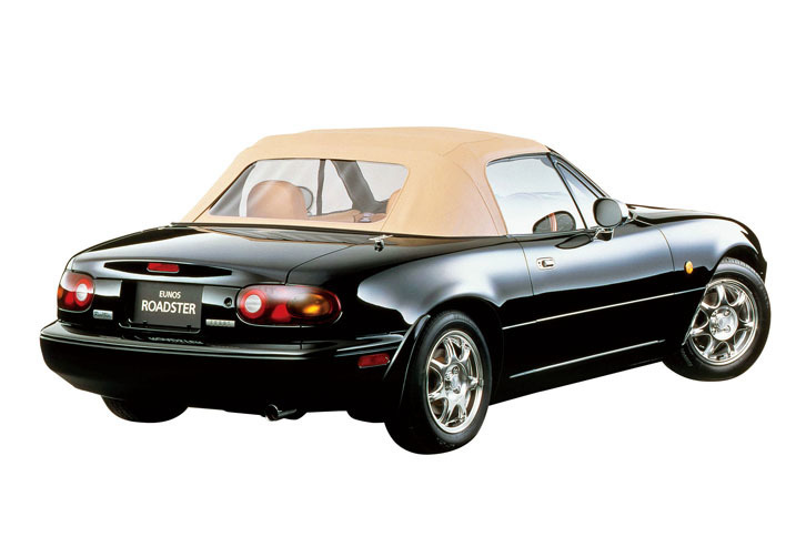 NA型「ロードスター」の幌は、リアスクリーンの部分のみを開ける、通称“NA開け”ができるのが特徴。