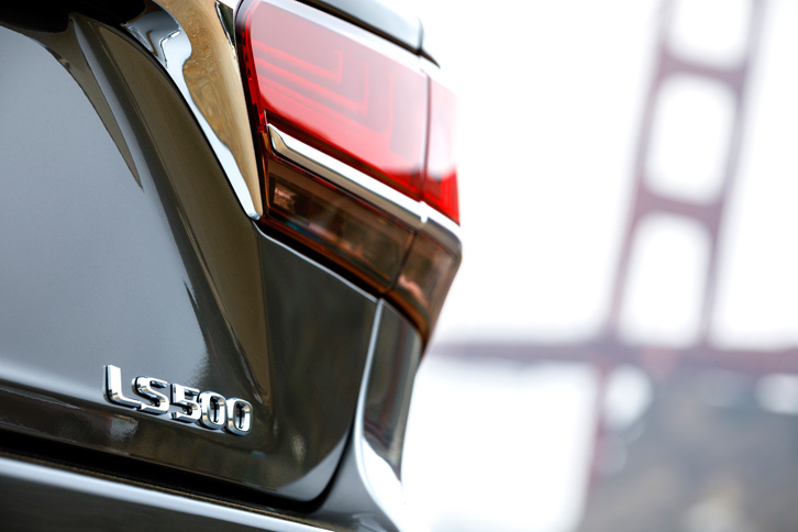 パワープラントには「LS500」に搭載される3.5リッターV6ツインターボエンジンと、「LS500h」の3.5リッターV6エンジン＋モーターの2種類を用意。駆動方式には、共にFRと4WDが設定される。