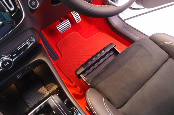 運転席の下にも、引き出し型の収納スペースが用意される。