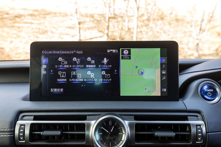 10.3インチのメインモニターは、メニューと地図画面を分割表示とすることで使い勝手を向上。画面のタッチ操作も可能となっている。